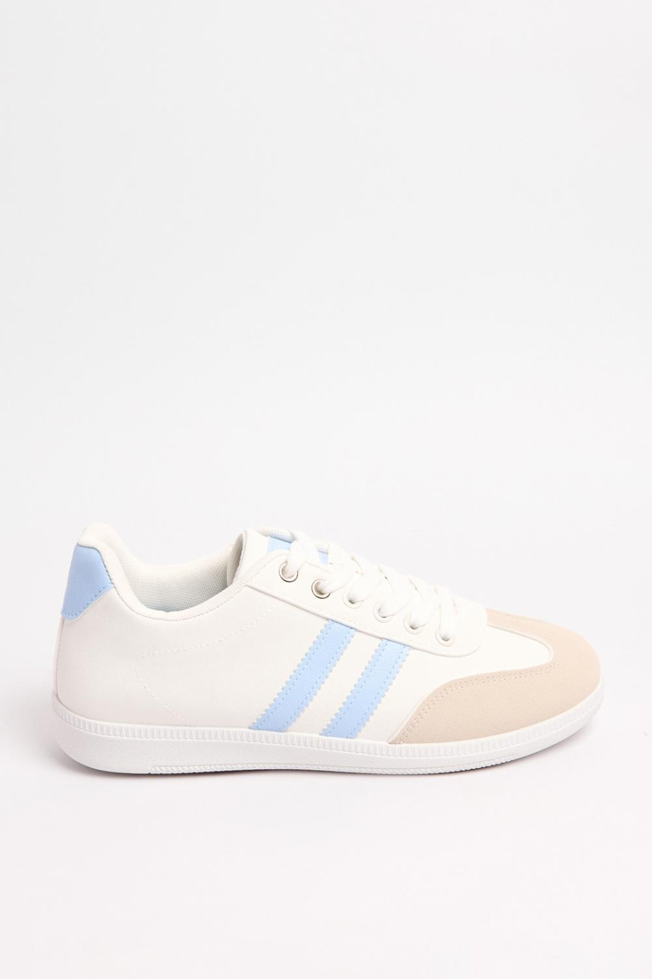 Tenis casuales blancos con cordones y contrastes azules