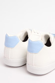 Tenis casuales blancos con cordones y contrastes azules