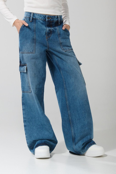 Jean azul claro cargo con tiro alto y bota ancha