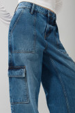 Jean azul claro cargo con tiro alto y bota ancha