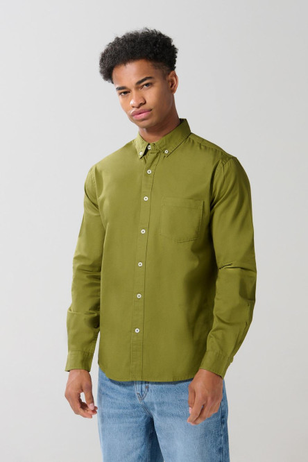 Camisa unicolor cuello button down en algodón con bolsillo