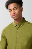 Camisa unicolor cuello button down en algodón con bolsillo