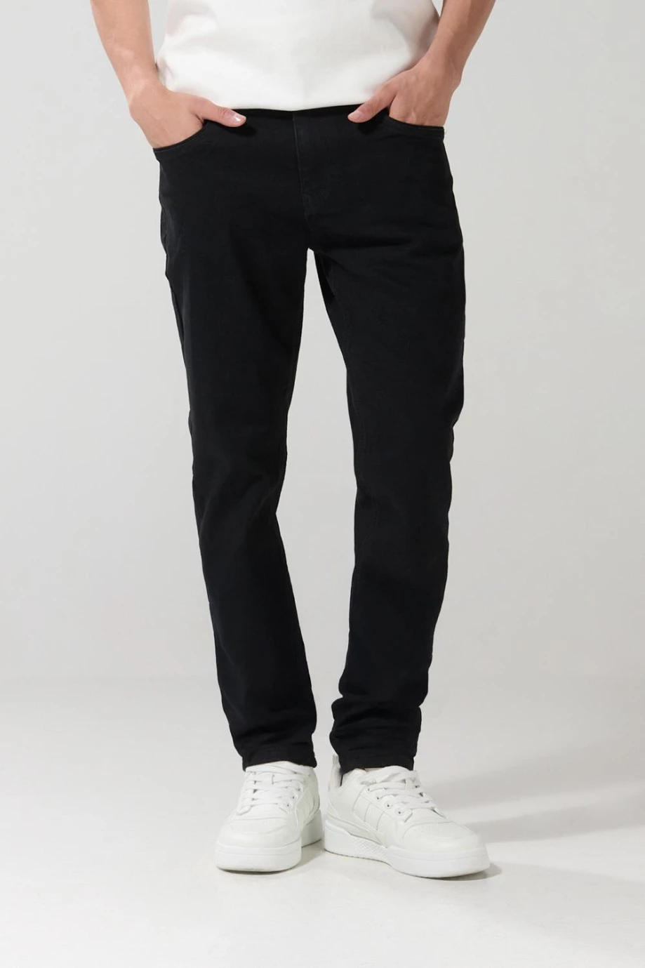 Jean negro skinny con tiro bajo, cremallera y ajuste ceñido