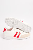 Tenis casuales blancos con contrastes rojos y cortes