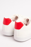 Tenis casuales blancos con contrastes rojos y cortes