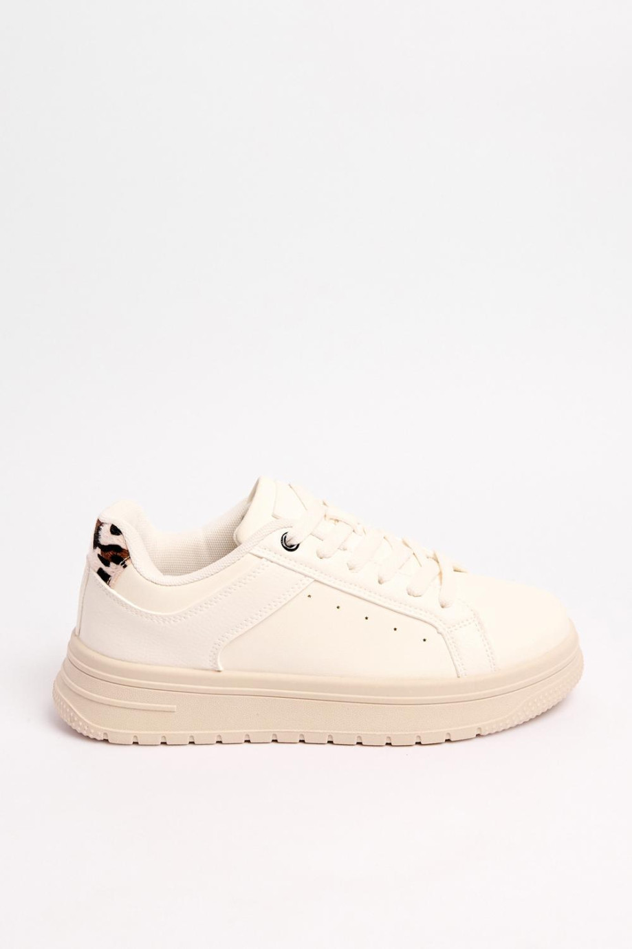 Tenis cremas casuales con diseño animal print posterior