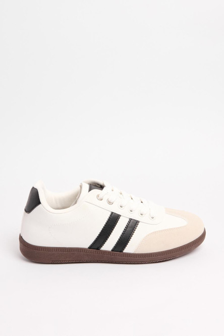 Tenis blancos casuales con contrastes negros y cortes
