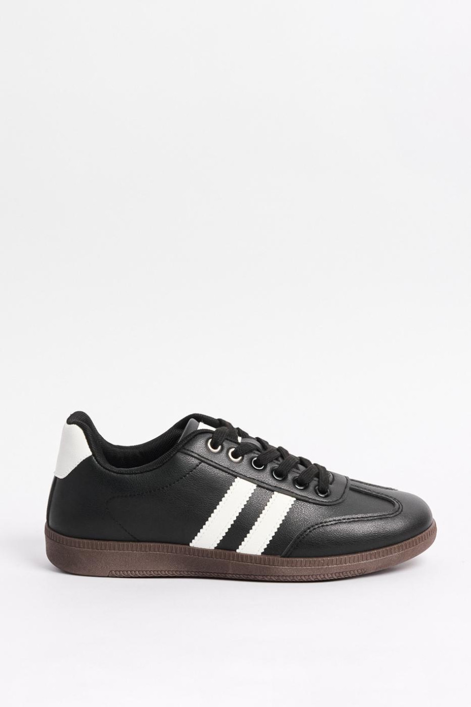 Tenis negros casuales con contrastes blancos localizados
