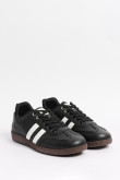 Tenis negros casuales con contrastes blancos localizados