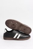 Tenis negros casuales con contrastes blancos localizados