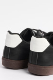 Tenis negros casuales con contrastes blancos localizados