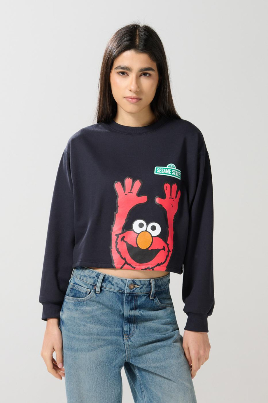 Buzo crop top azul intenso con diseño de Plaza Sésamo