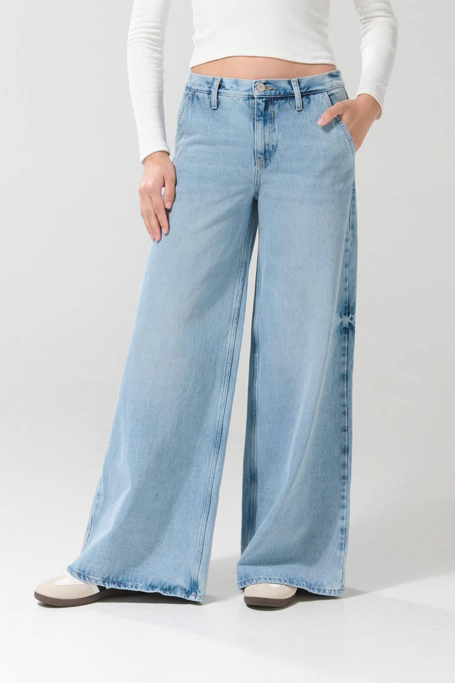 Jean palazzo bota ancha azul con tiro medio y bolsillos