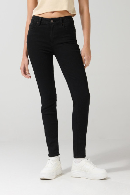 Jean negro con efecto push up, realce y tiro alto