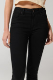 Jean negro con efecto push up, realce y tiro alto