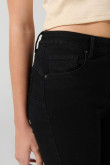 Jean negro con efecto push up, realce y tiro alto