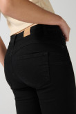 Jean negro con efecto push up, realce y tiro alto