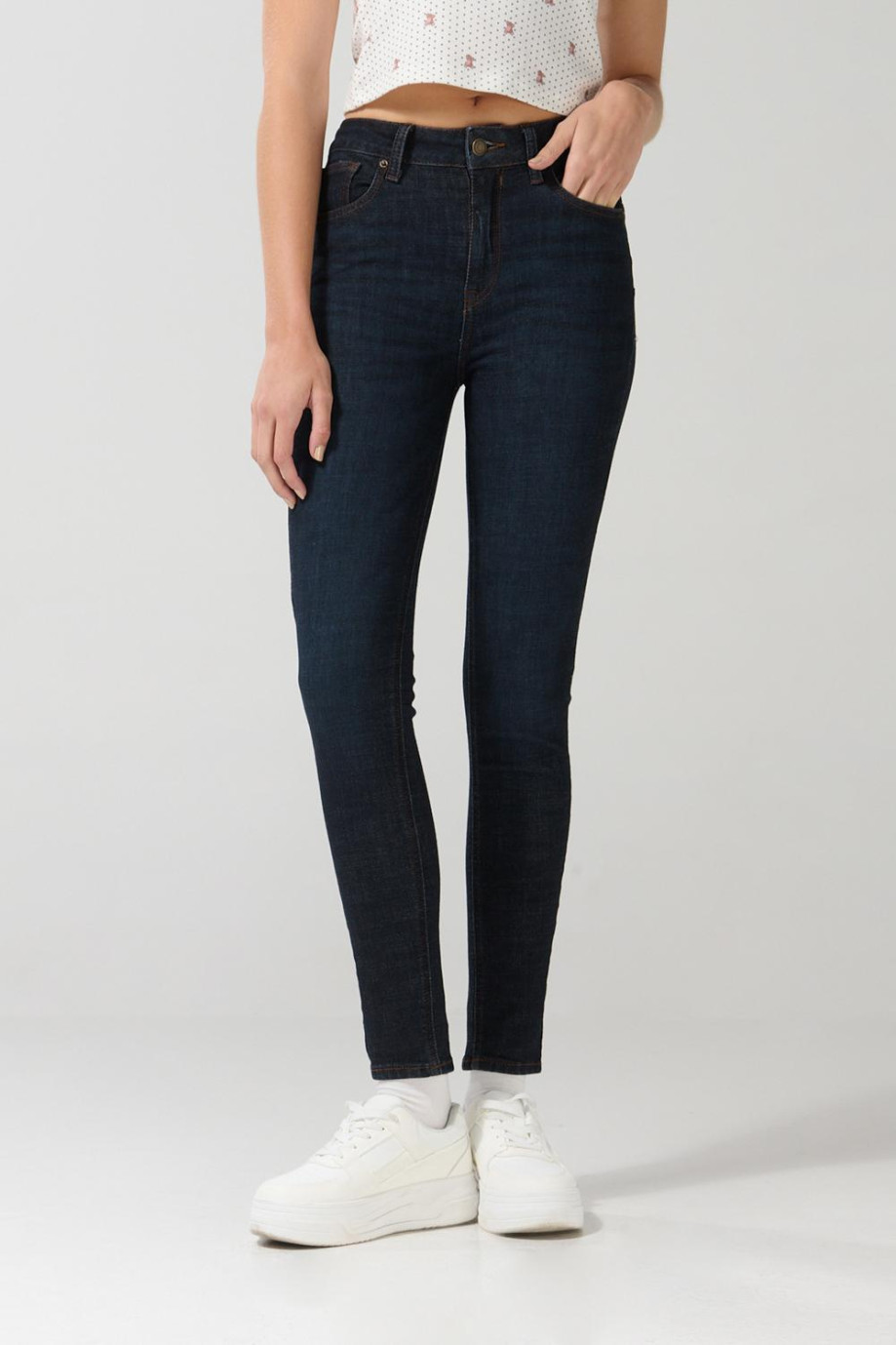 Jean push up tiro alto azul intenso ceñido con bolsillos