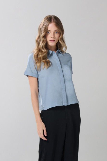 Blusa unicolor en algodón manga corta con bolsillo