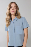 Blusa unicolor en algodón manga corta con bolsillo