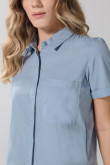 Blusa unicolor en algodón manga corta con bolsillo