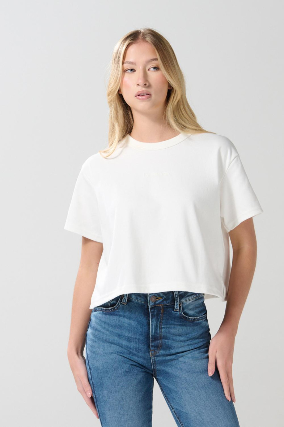 Camiseta unicolor crop top con texto minimalista