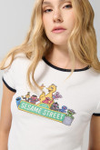 Camiseta de Plaza Sésamo manga corta crema con contrastes