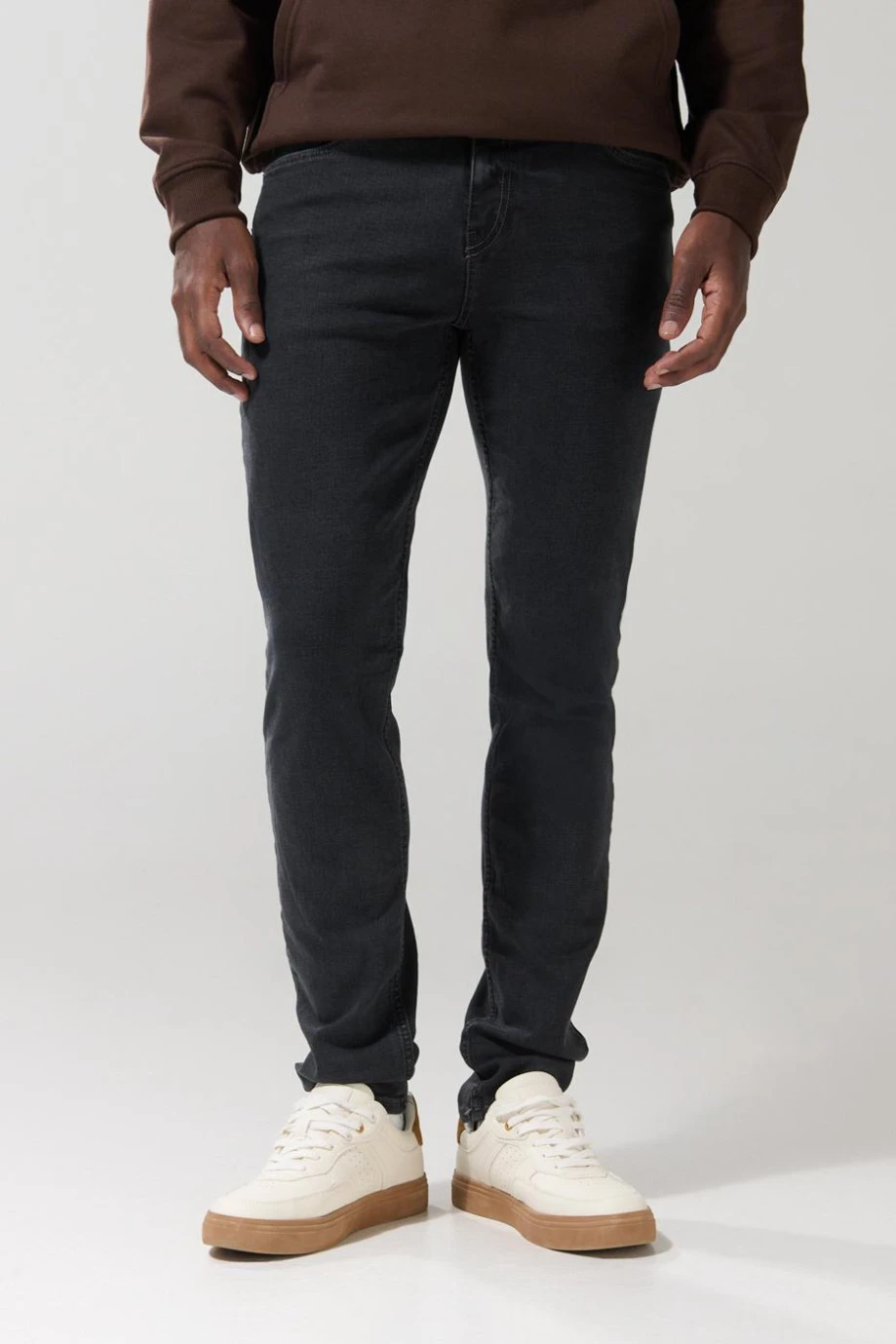 Jean slim gris oscuro tiro bajo con ligeros desgastes