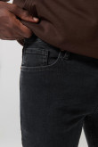 Jean slim gris oscuro tiro bajo con ligeros desgastes