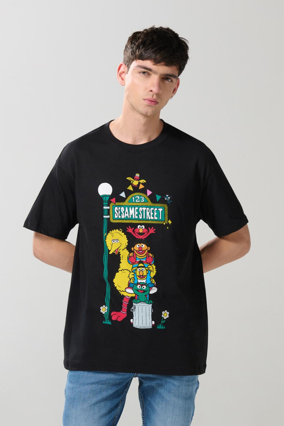Camiseta negra cuello redondo con arte de Plaza Sésamo