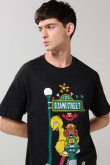 Camiseta negra cuello redondo con arte de Plaza Sésamo