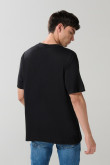 Camiseta negra cuello redondo con arte de Plaza Sésamo
