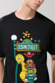 Camiseta negra cuello redondo con arte de Plaza Sésamo