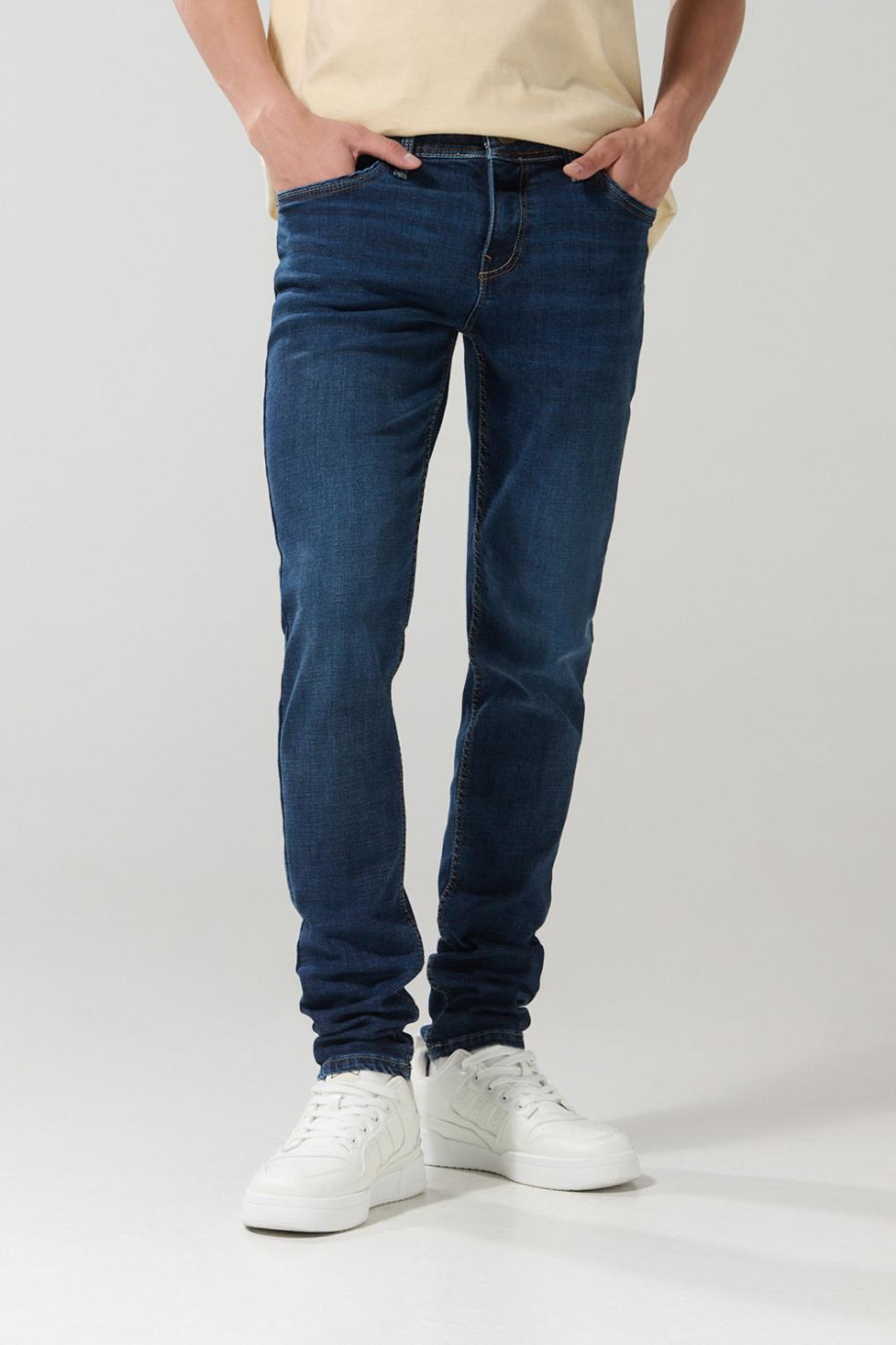 Jean skinny azul con ajuste ceñido, cremallera y tiro bajo