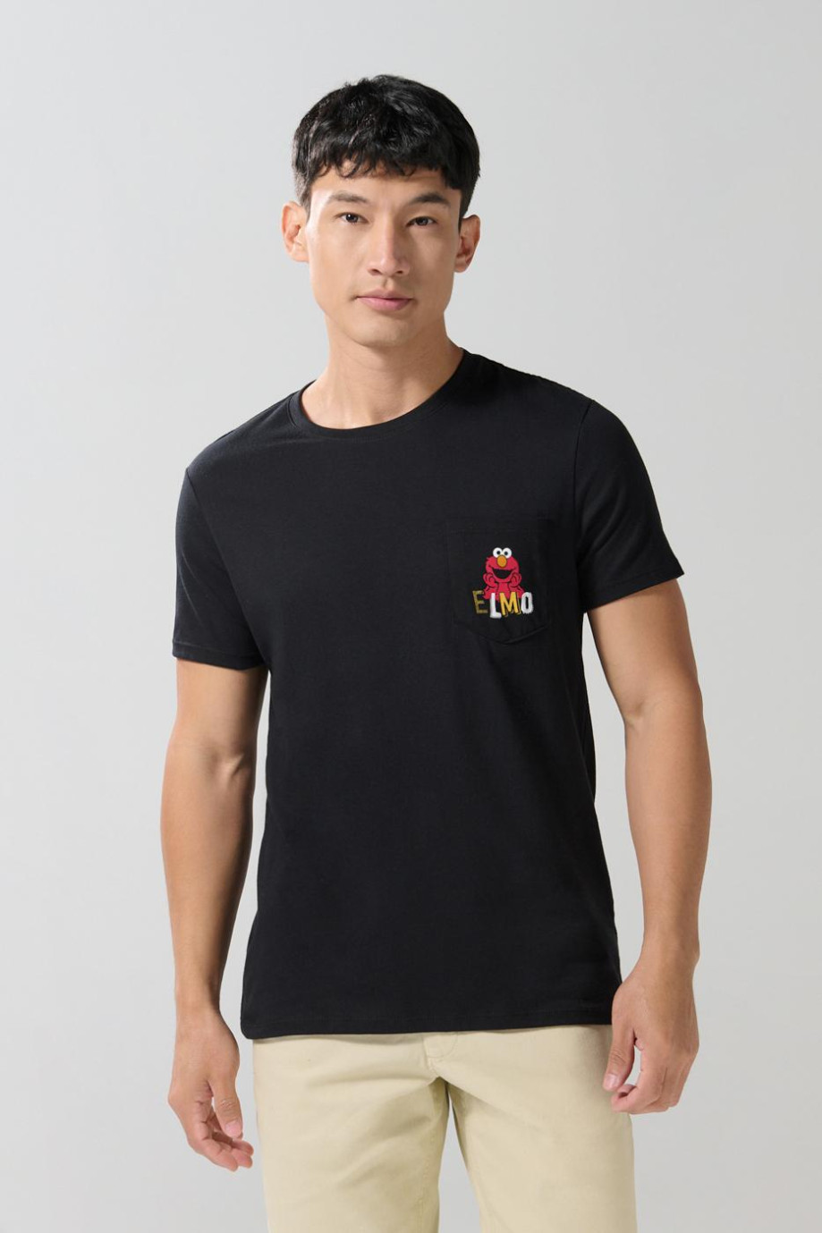 Camiseta negra con bolsillo y manga corta de Plaza Sésamo
