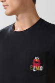 Camiseta negra con bolsillo y manga corta de Plaza Sésamo