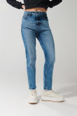 Jean mom azul claro con ligeros desgastes y tiro súper alto
