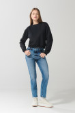 Jean mom azul claro con ligeros desgastes y tiro súper alto