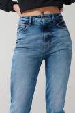 Jean mom azul claro con ligeros desgastes y tiro súper alto