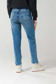 Jean mom azul claro con ligeros desgastes y tiro súper alto
