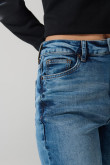 Jean mom azul claro con ligeros desgastes y tiro súper alto