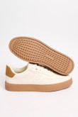 Tenis casuales cremas con suelas planas y perforaciones