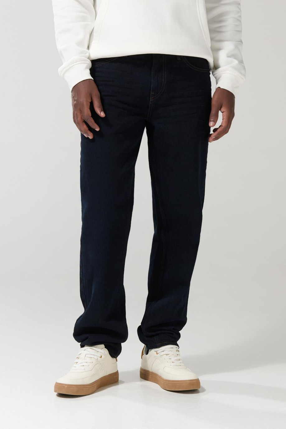 Jean 90´S azul intenso tiro bajo con bota recta y bolsillos