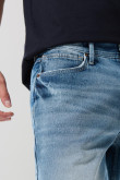 Bermuda en jean slim azul con rotos y desgastes