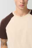 Camiseta unicolor con manga ranglan corta en contraste