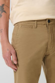 Pantalón slim unicolor en dril tiro medio con bolsillos