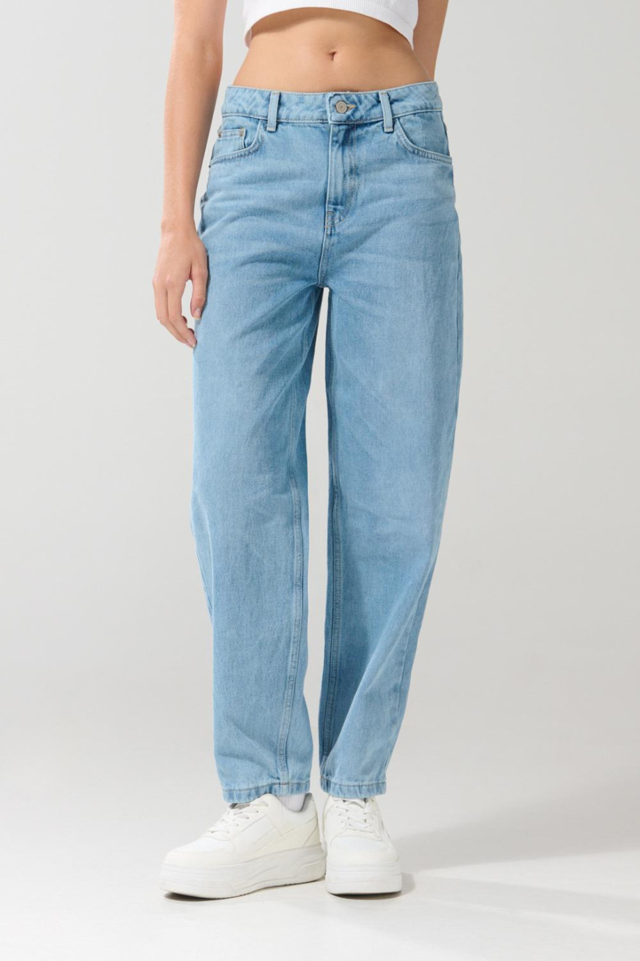 Pantalon jean balloon 5 bolsillos carpintero para mujer tono azul claro.