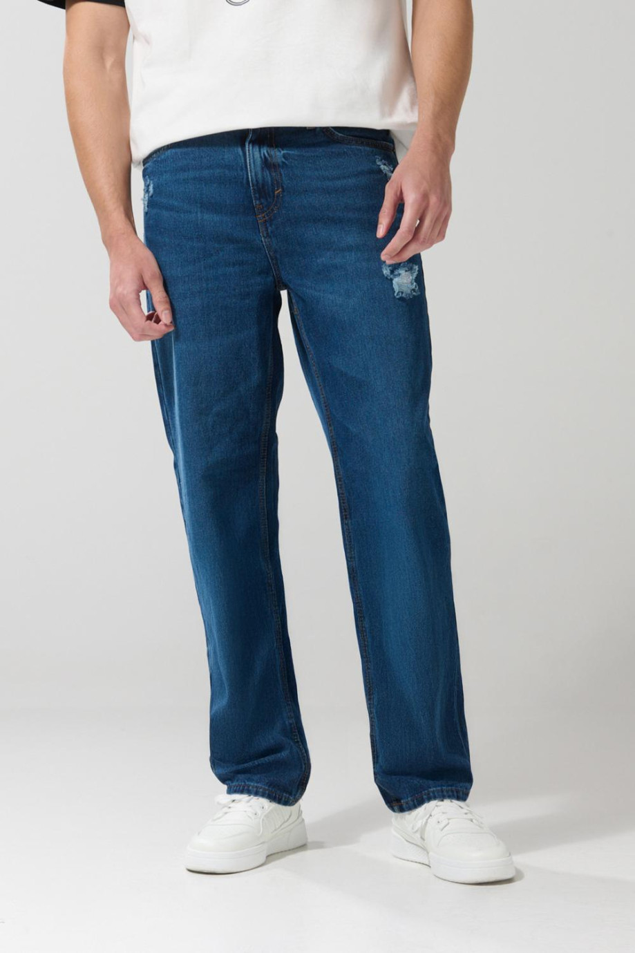 Jean tiro medio 90´S azul oscuro con bota ancha y rotos