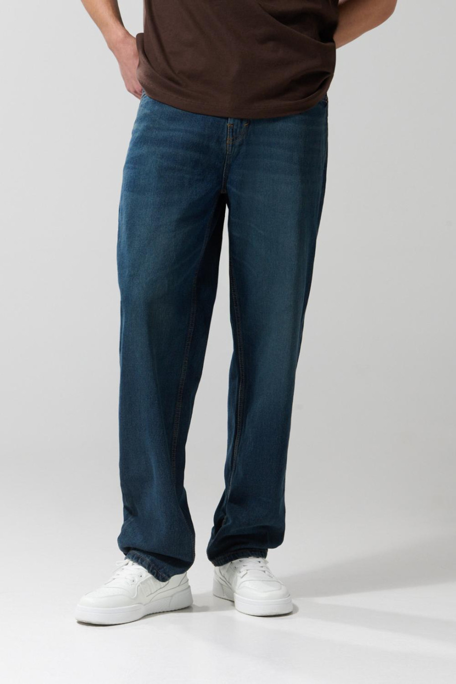 Jean 90´S azul oscuro con tiro medio, bota ancha y bolsillos