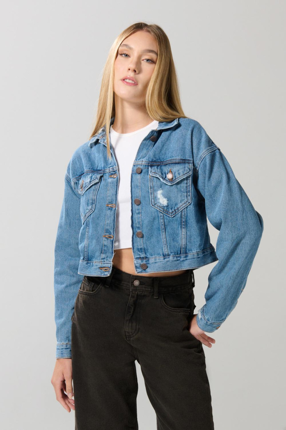 Chaqueta azul clara de jean cropped con bolsillos de parche